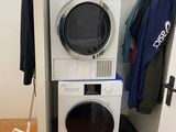 un lave-linge et un sèche-linge dans le coin d'une pièce