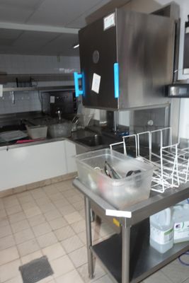 une cuisine équipée d'un évier, d'une cuisinière, d'un micro-ondes et d'un lave-vaisselle