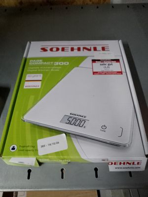 une boîte sur laquelle est posée une balance électronique blanche