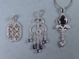 trois types de bijoux différents sont présentés sur un fond gris