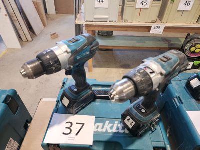 deux perceuses électriques posées sur une boîte bleue