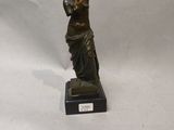 statue en bronze d'une femme tenant un vase sur un socle en marbre