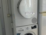 une machine à laver et un sèche-linge empilés l'un sur l'autre dans une cuisine