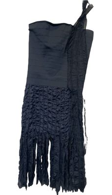 une image représentant une robe noire à franges sur fond blanc