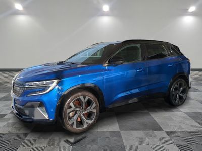 un 4x4 bleu garé dans une pièce au sol en damier