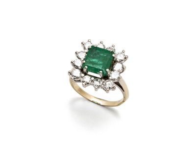 une bague en émeraude et diamant