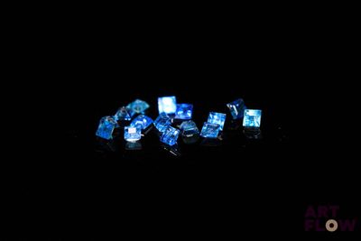 quelques cristaux bleus posés sur une table dans l'obscurité