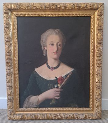 tableau représentant une femme tenant une rose à la main
