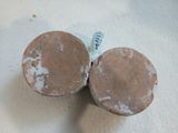 deux brosses à dents posées sur une table