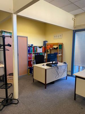 Lot de mobilier de bureau et d'informatique se trouvant dans la salle 
