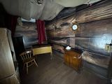 une chambre avec un lit et un bureau