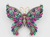 une broche en forme de papillon ornée de pierres multicolores et de diamants