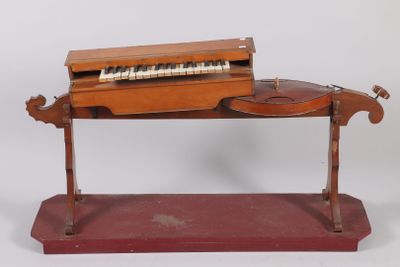 un petit instrument de musique posé sur un support, sur fond blanc