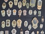 de nombreuses plaques accrochées au mur d'une pièce