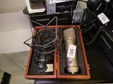 deux microphones dans une boîte en bois posée sur un bureau