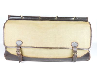 un sac marron et beige posé sur une table blanche