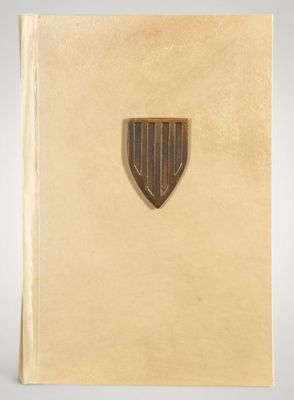 un vieux livre orné d'un blason doré