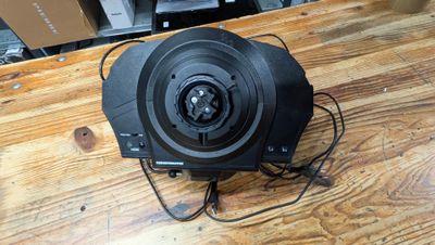 un ventilateur noir posé sur une table en bois dans une pièce