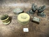 un grand nombre d'objets posés sur une table