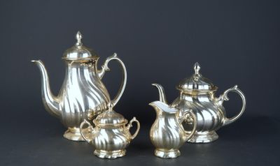 trois pièces en argent pour le thé et le café sur une table