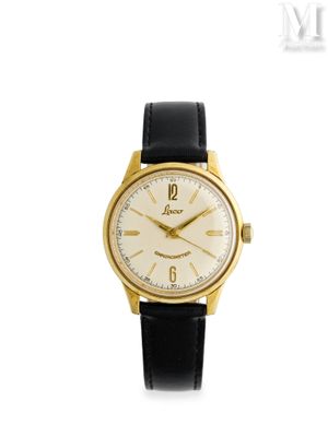 gros plan d'une montre sur fond blanc