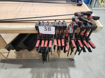 un grand nombre d'outils posés sur une table