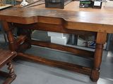 une table en bois surmontée d'une horloge
