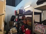 une pièce où s'entassent des sacs, les uns sur les autres, sur les étagères