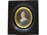 portrait d'une femme en robe verte, dans un cadre noir