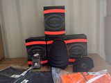 plusieurs cartons contenant des objets orange et noirs posés sur une table