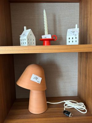 une lampe posée sur une étagère à côté d'une autre lampe