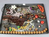 un plateau sur lequel sont disposés de nombreux types de bijoux différents