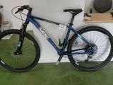 un vélo garé dans un garage