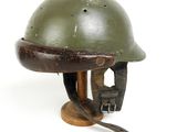 casque posé sur un support en bois, sur une surface blanche, avec un fond blanc
