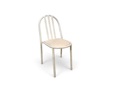 une chaise en métal blanc avec une assise en bois, sur fond blanc