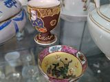 une table en verre sur laquelle sont disposés de nombreux vases de styles variés