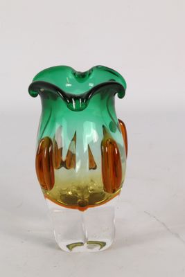 un vase en verre orné d'un motif vert et jaune