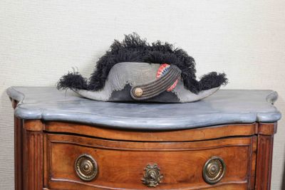 un chapeau posé sur une commode
