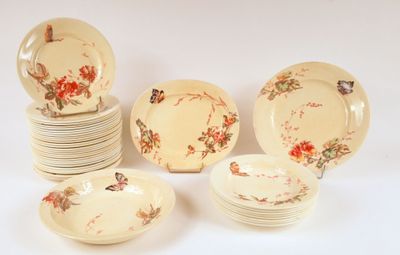 un grand nombre d'assiettes et de bols posés sur une table