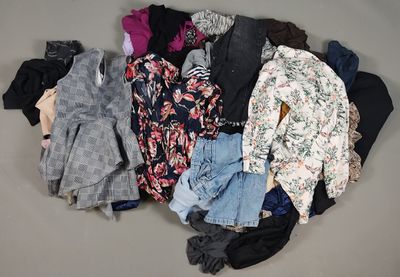 Fripe et vêtements d'occasion : Un ensemble d'environ 50 vêt…