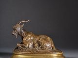 sculpture en bronze représentant une chèvre sur un socle