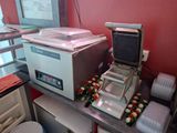 une machine posée sur un comptoir
