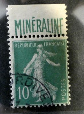 le timbre est vert et blanc et représente une femme