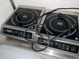 deux brûleurs situés sur le dessus d'une cuisinière