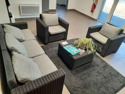 une photo d'un salon avec des canapés et une table basse