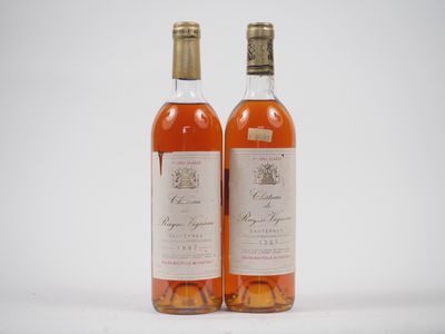 deux bouteilles de vin posées l'une à côté de l'autre sur une surface blanche