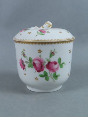 SEVRES, dans le goût de. Petit pot couvert (ou sucrier) en p…