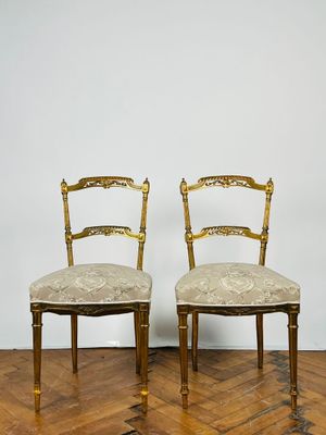 paire de chaises dorées à assise rembourrée, de style Louis II