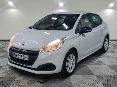 la voiture blanche est garée sur un sol en damier dans le garage