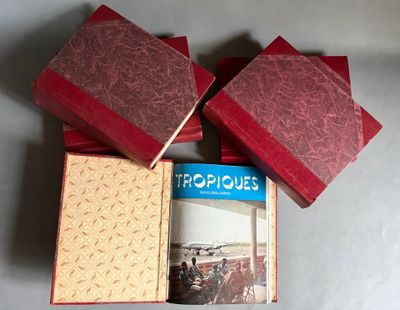 plusieurs livres sont empilés sur une table